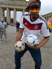 Joachim Deutschland präsentiert seine Nationalhymne zur WM 2014 in Brasilen