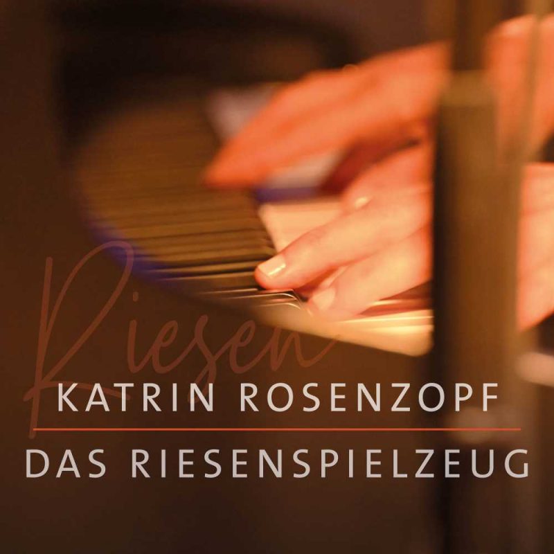 Katrin Rosenzopf veröffentlicht die neue Single „DAS RIESENSPIELZEUG“ (Text Erich Kästner)